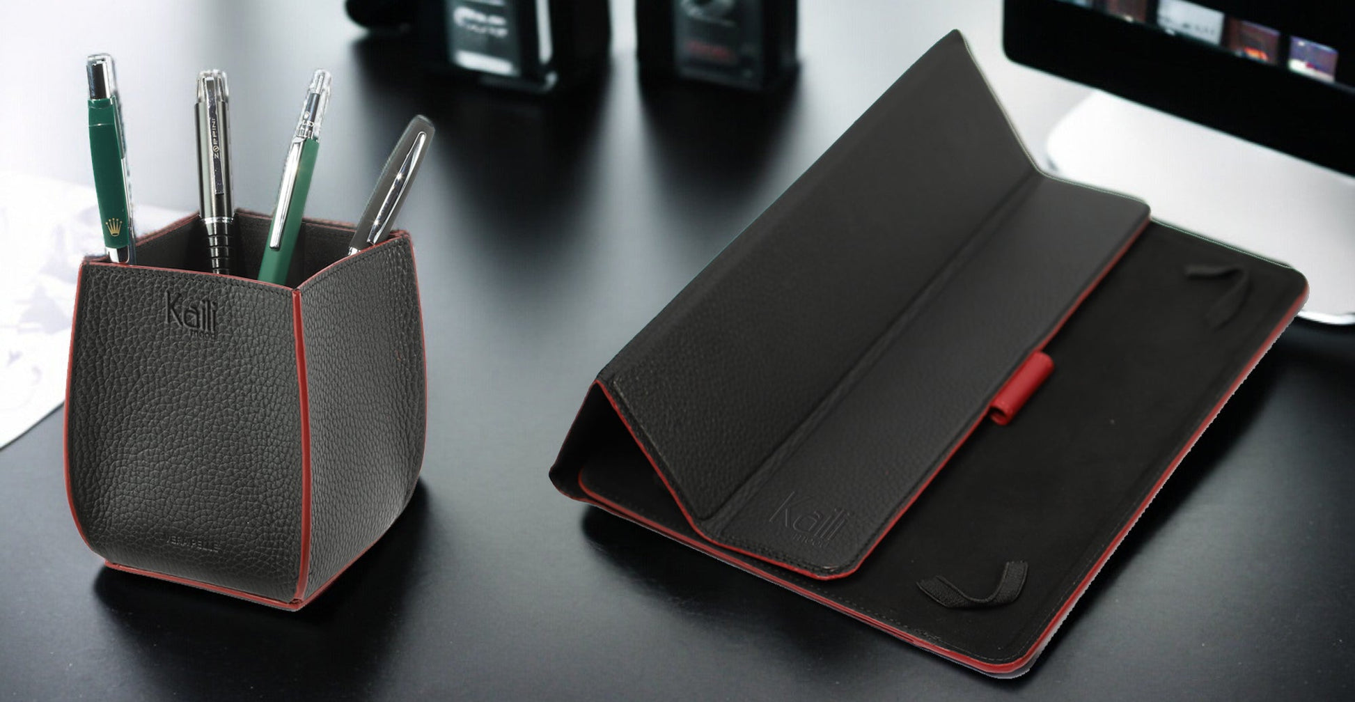K0032AB | Porta Penne da scrivania in Vera Pelle, pieno fiore, grana dollaro. Colore Nero con bordi Rossi. Dimensioni: cm 8,5 x 8,5 x 12. Confezione: Scatola regalo fondo/coperchio by Kaili mood
