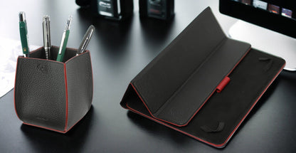 K0032AB | Porta Penne da scrivania in Vera Pelle, pieno fiore, grana dollaro. Colore Nero con bordi Rossi. Dimensioni: cm 8,5 x 8,5 x 12. Confezione: Scatola regalo fondo/coperchio by Kaili mood