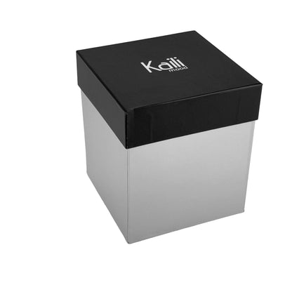 K0032AB | Porta Penne da scrivania in Vera Pelle, pieno fiore, grana dollaro. Colore Nero con bordi Rossi. Dimensioni: cm 8,5 x 8,5 x 12. Confezione: Scatola regalo fondo/coperchio by Kaili mood